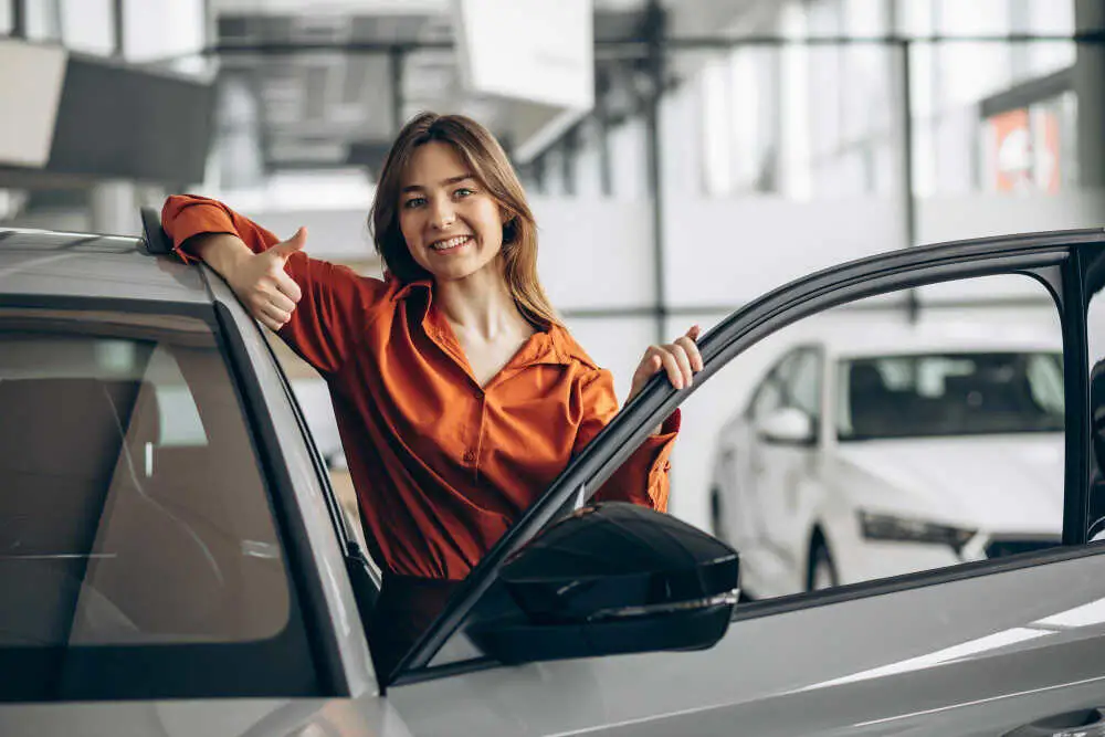 Governo de SP autoriza transferência com IPVA a vencer 12 woman-choosing-car-car-showroom