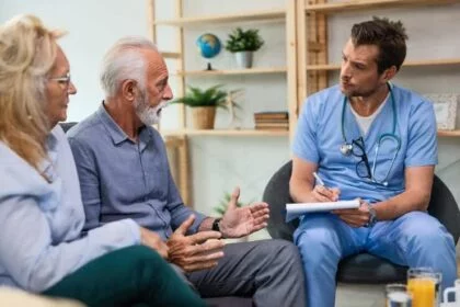 Médico residente assiste a casal de idosos