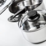 panelas e frigideiras de aco inoxidavel isoladas em branco 1